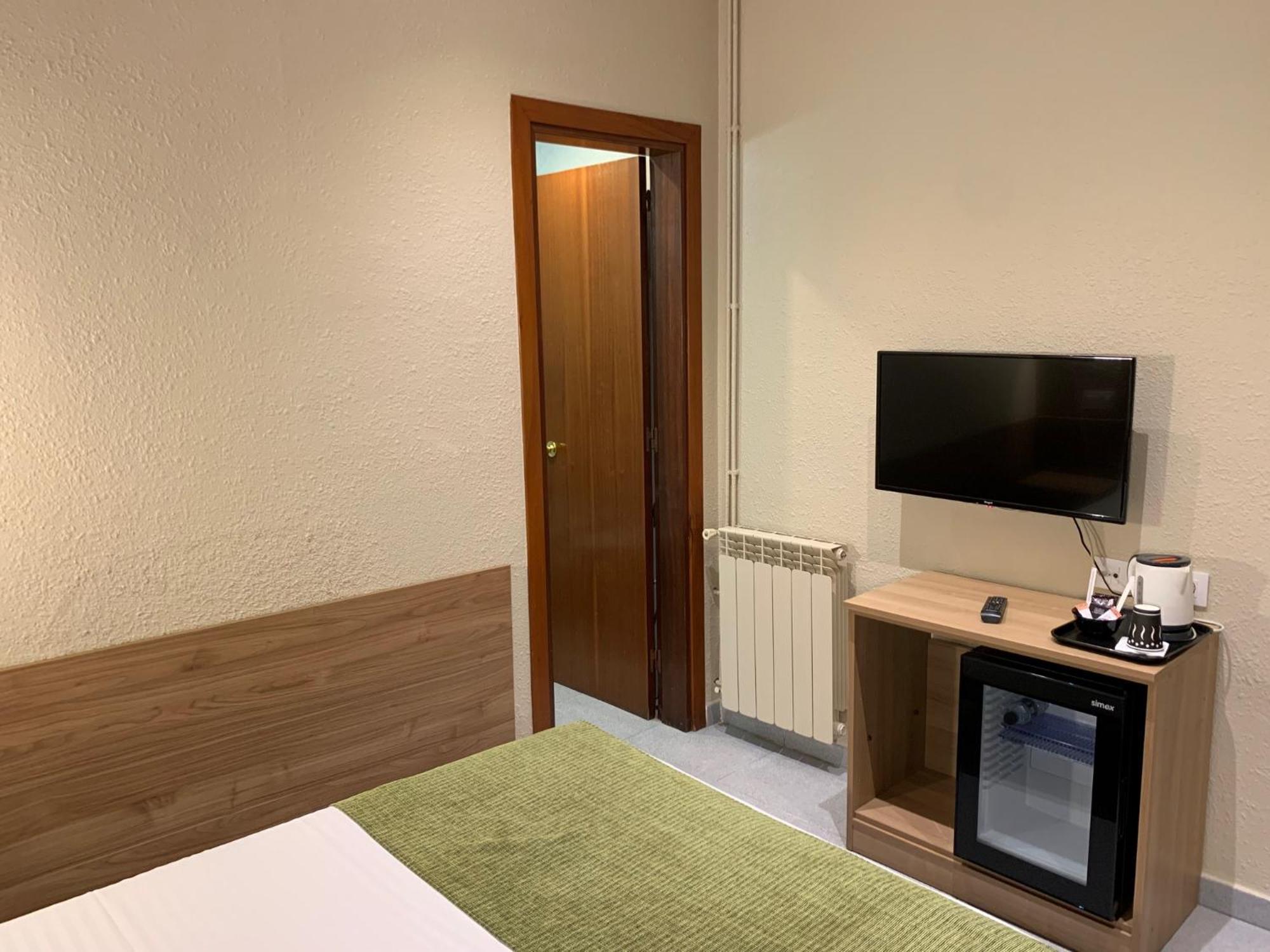 Hotel Aneto Барселона Екстериор снимка