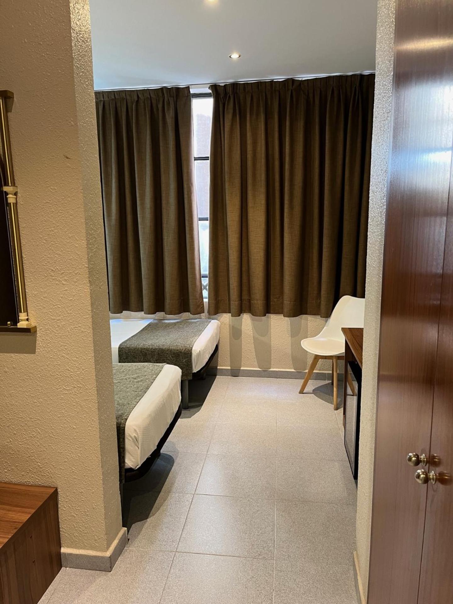Hotel Aneto Барселона Екстериор снимка