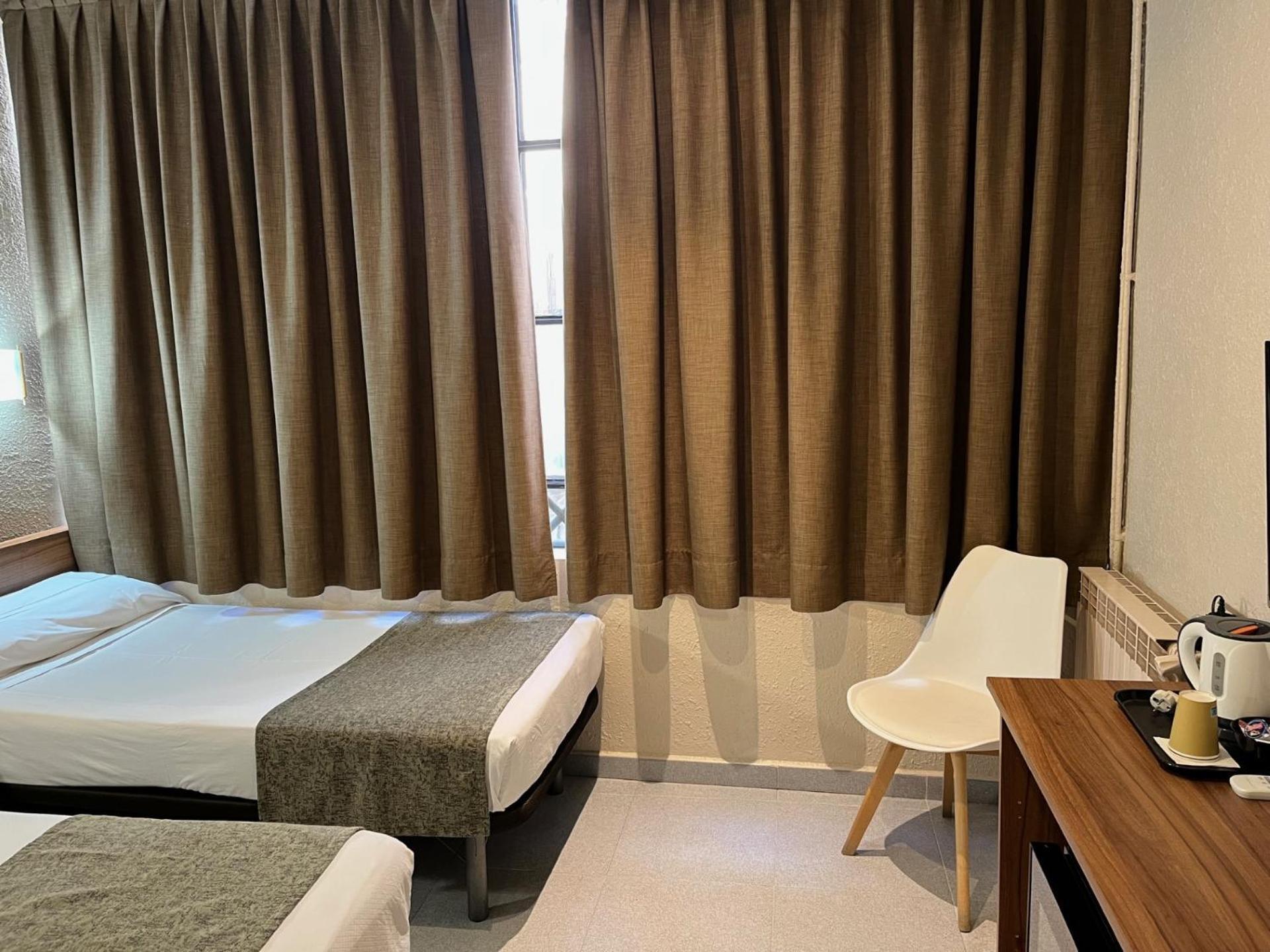 Hotel Aneto Барселона Екстериор снимка
