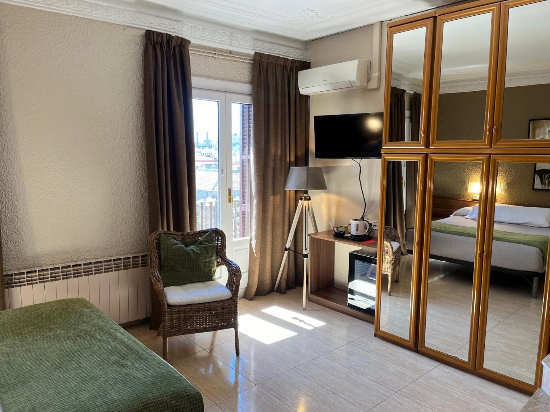 Hotel Aneto Барселона Екстериор снимка