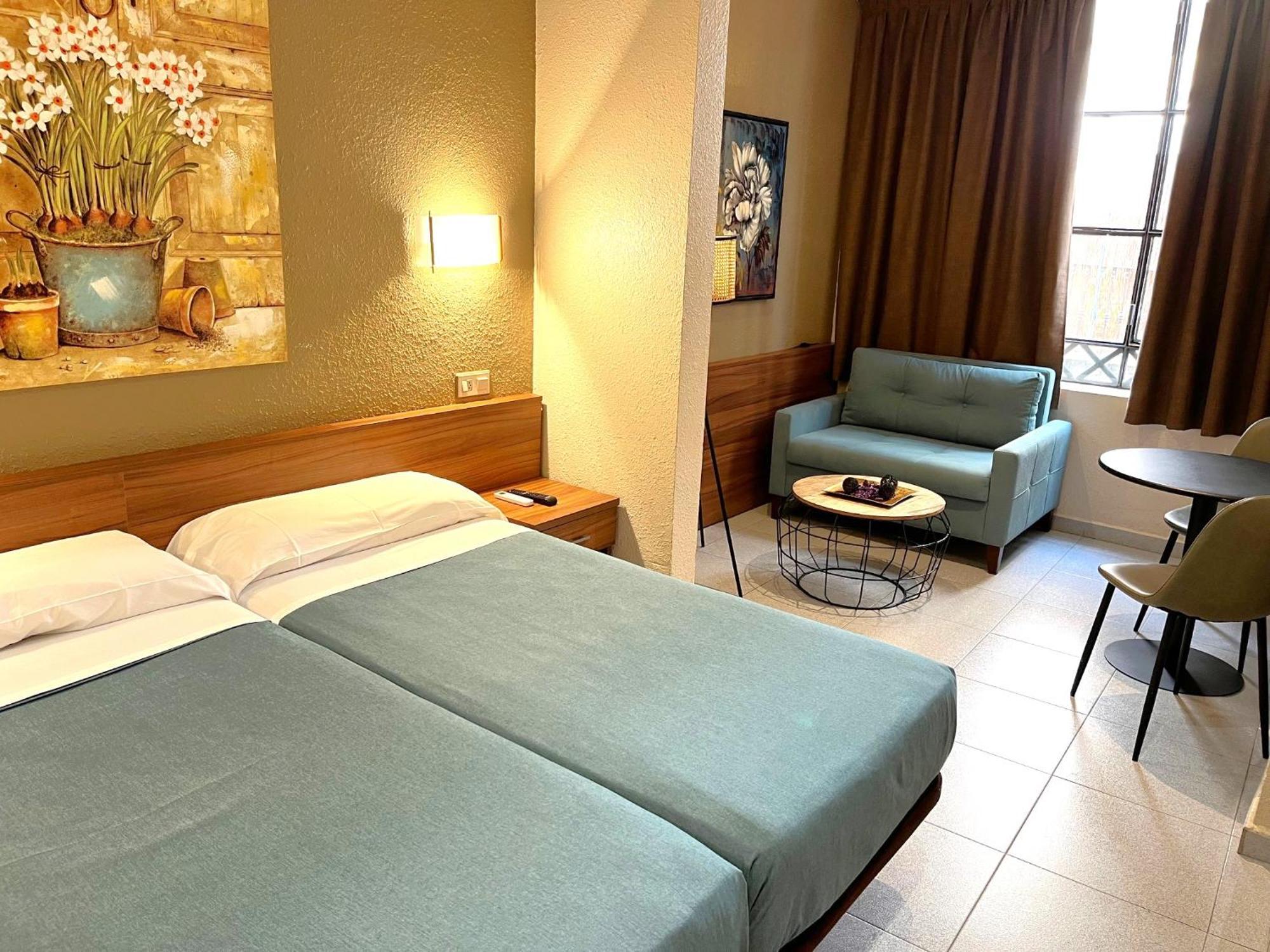 Hotel Aneto Барселона Екстериор снимка