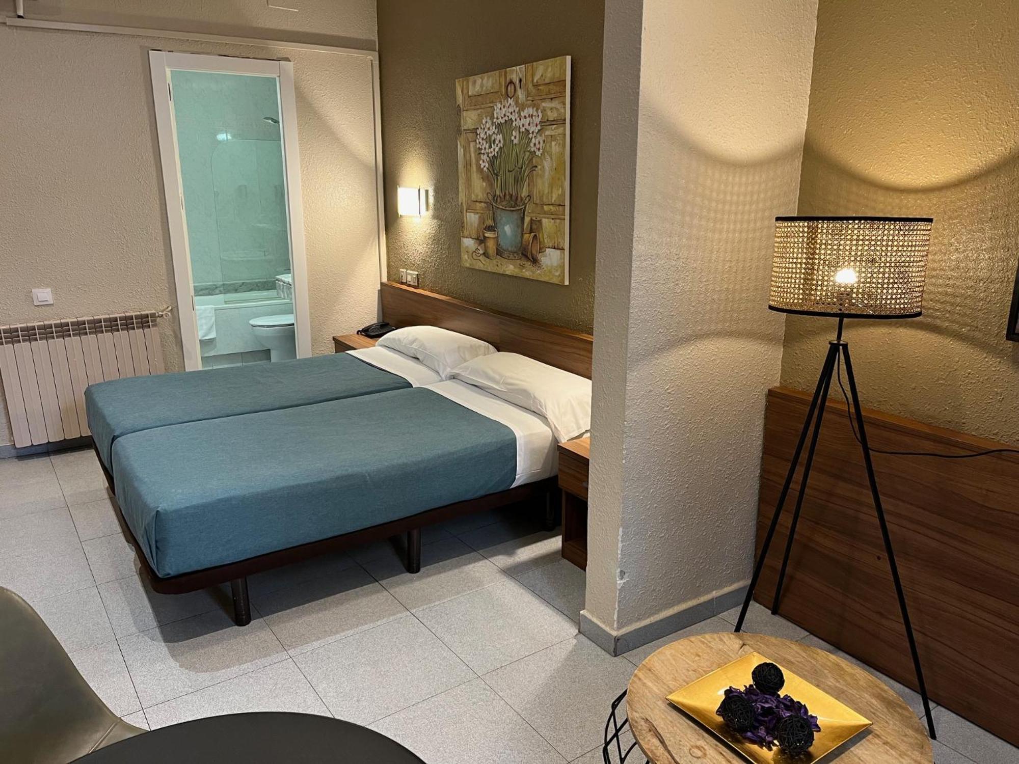 Hotel Aneto Барселона Екстериор снимка