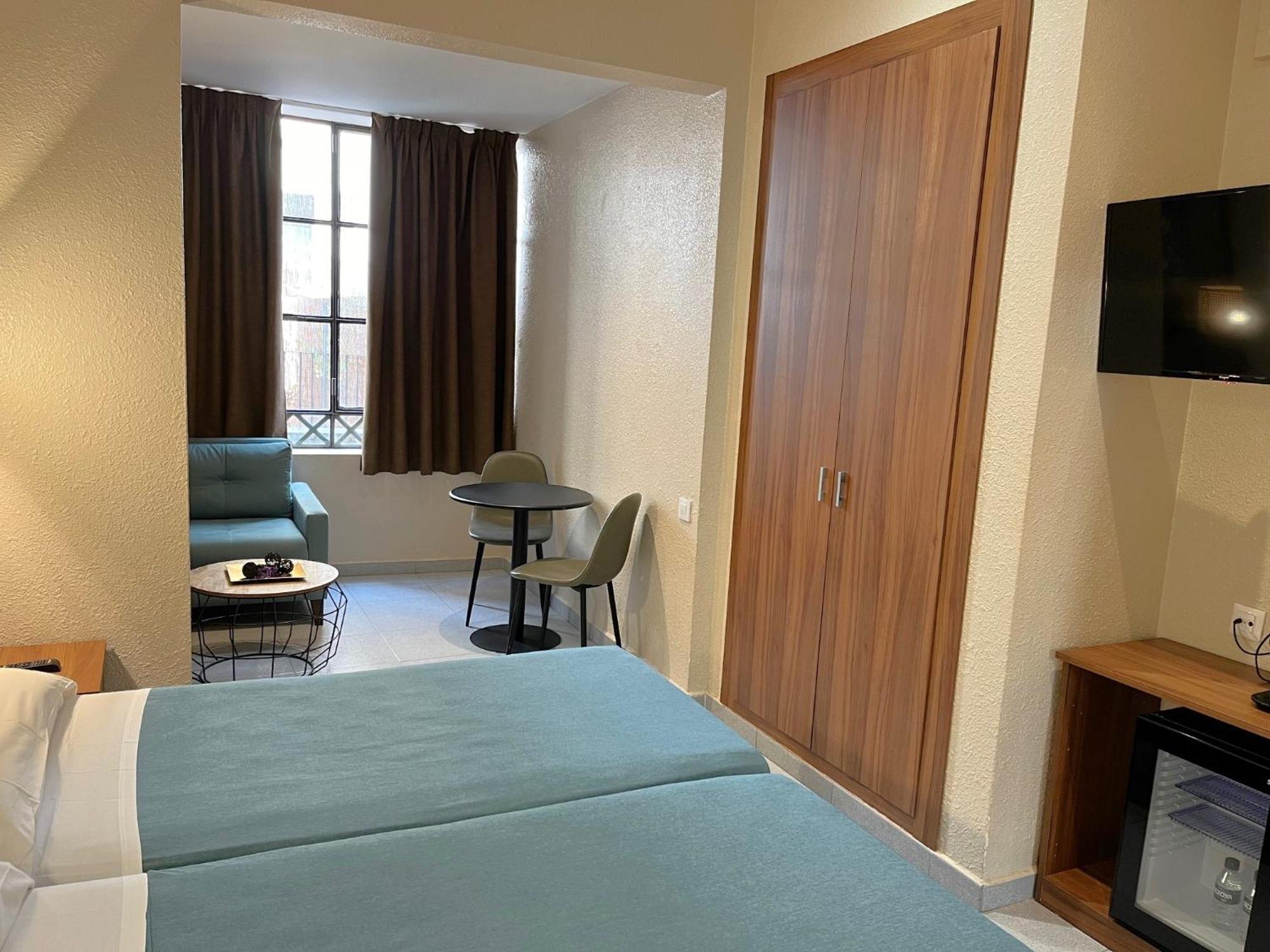 Hotel Aneto Барселона Екстериор снимка