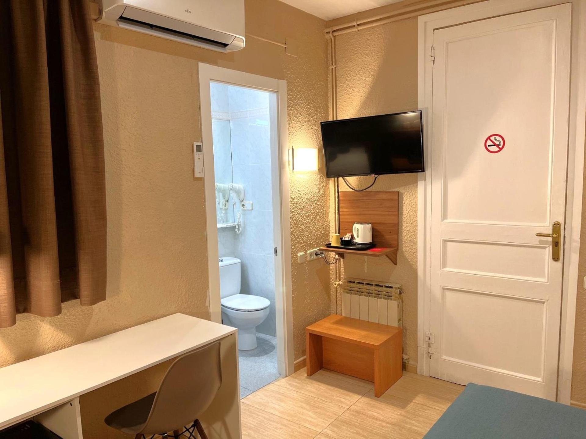 Hotel Aneto Барселона Екстериор снимка