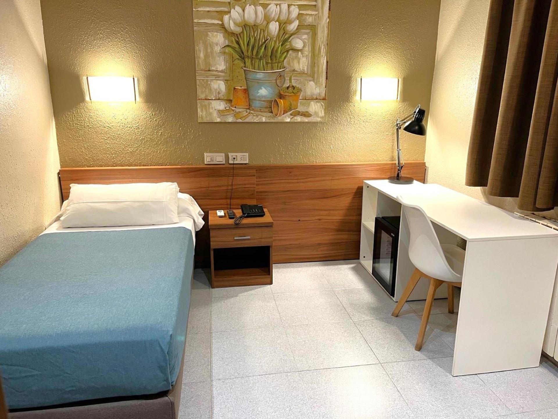 Hotel Aneto Барселона Екстериор снимка