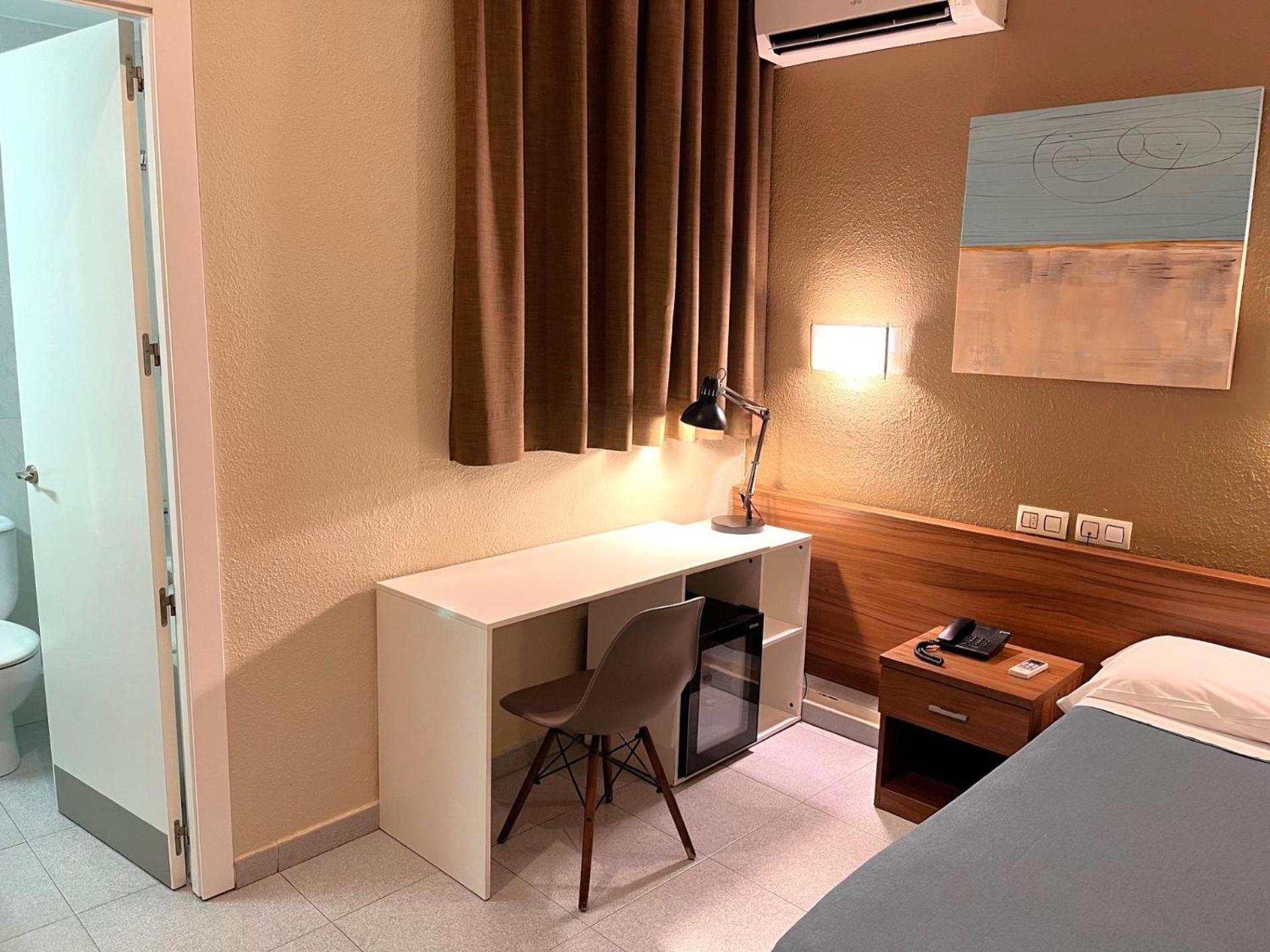 Hotel Aneto Барселона Екстериор снимка