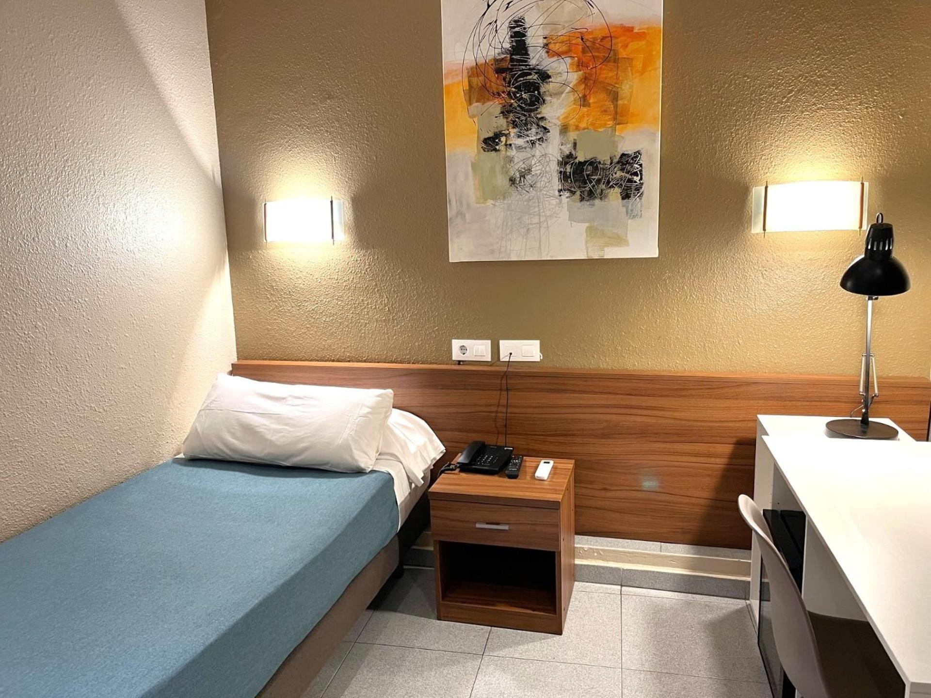 Hotel Aneto Барселона Екстериор снимка