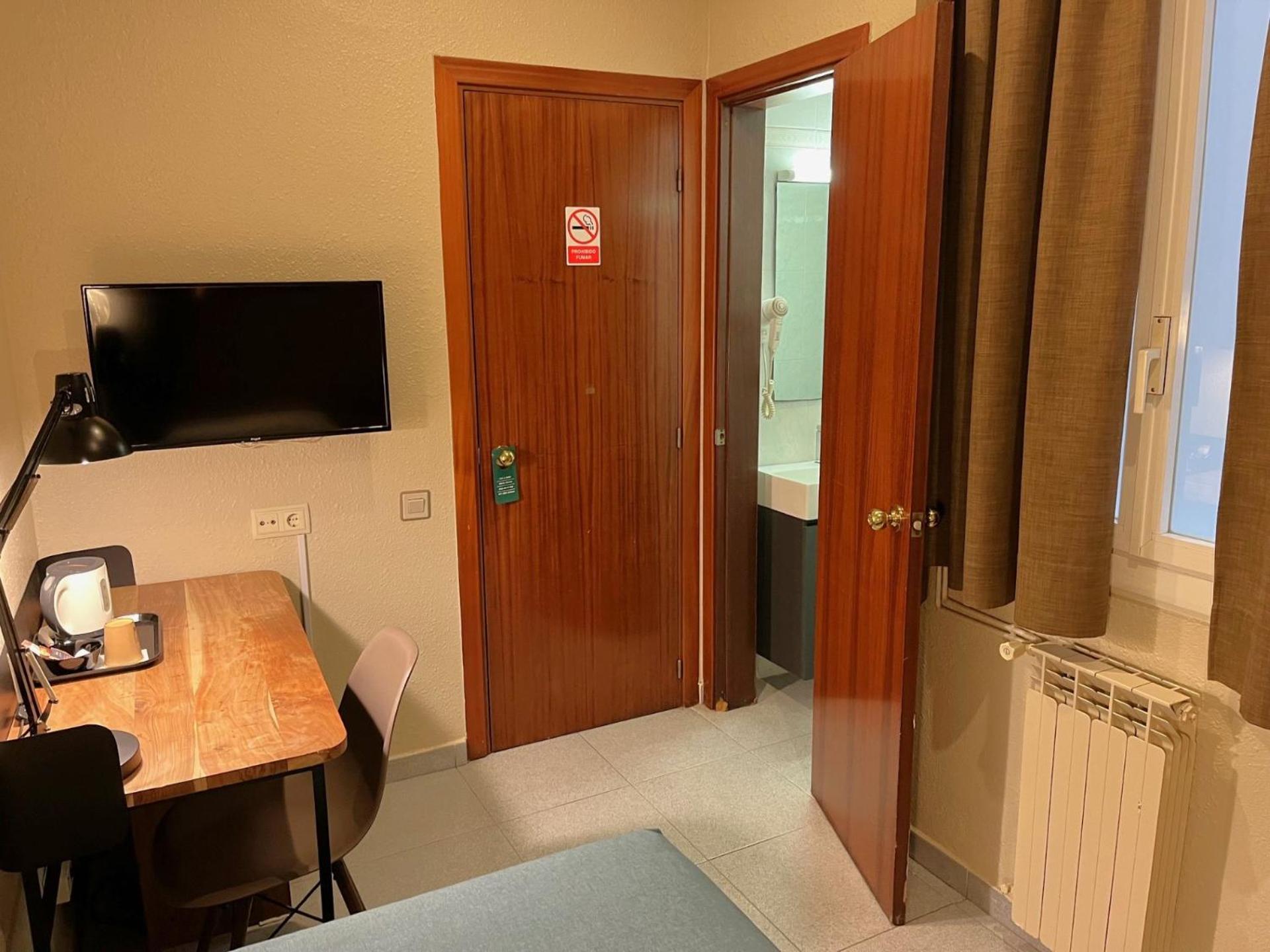 Hotel Aneto Барселона Екстериор снимка