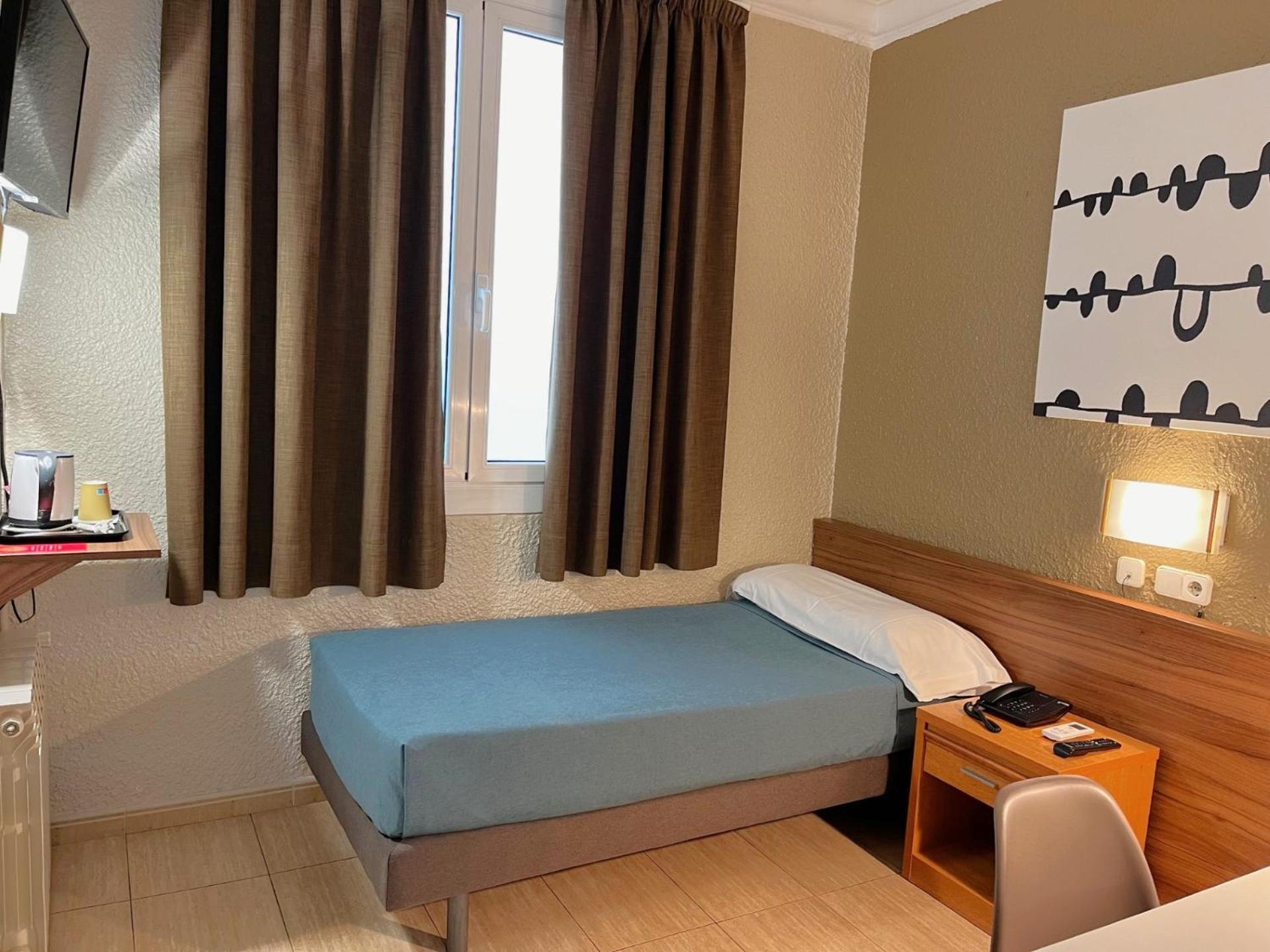 Hotel Aneto Барселона Екстериор снимка