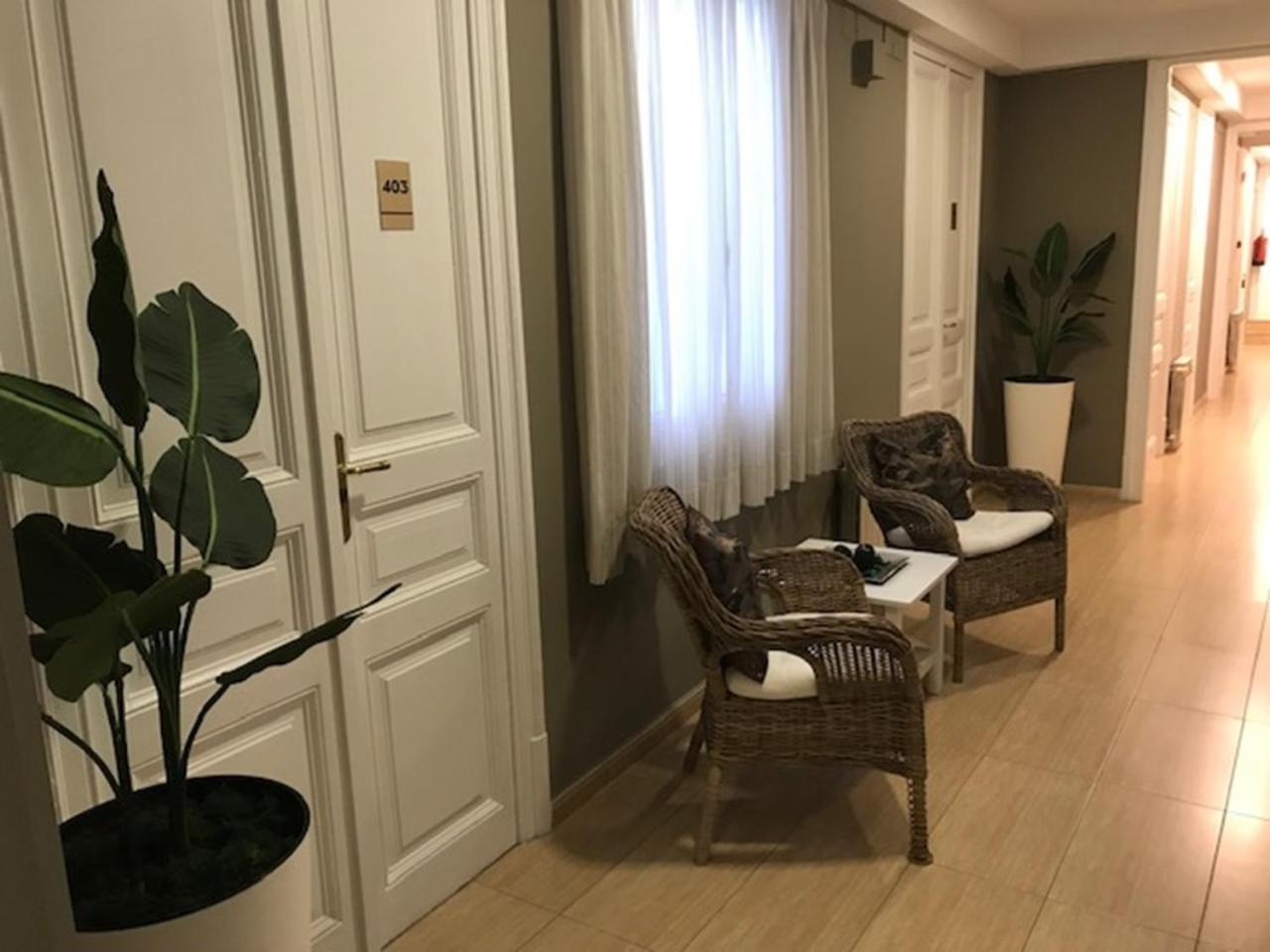 Hotel Aneto Барселона Екстериор снимка