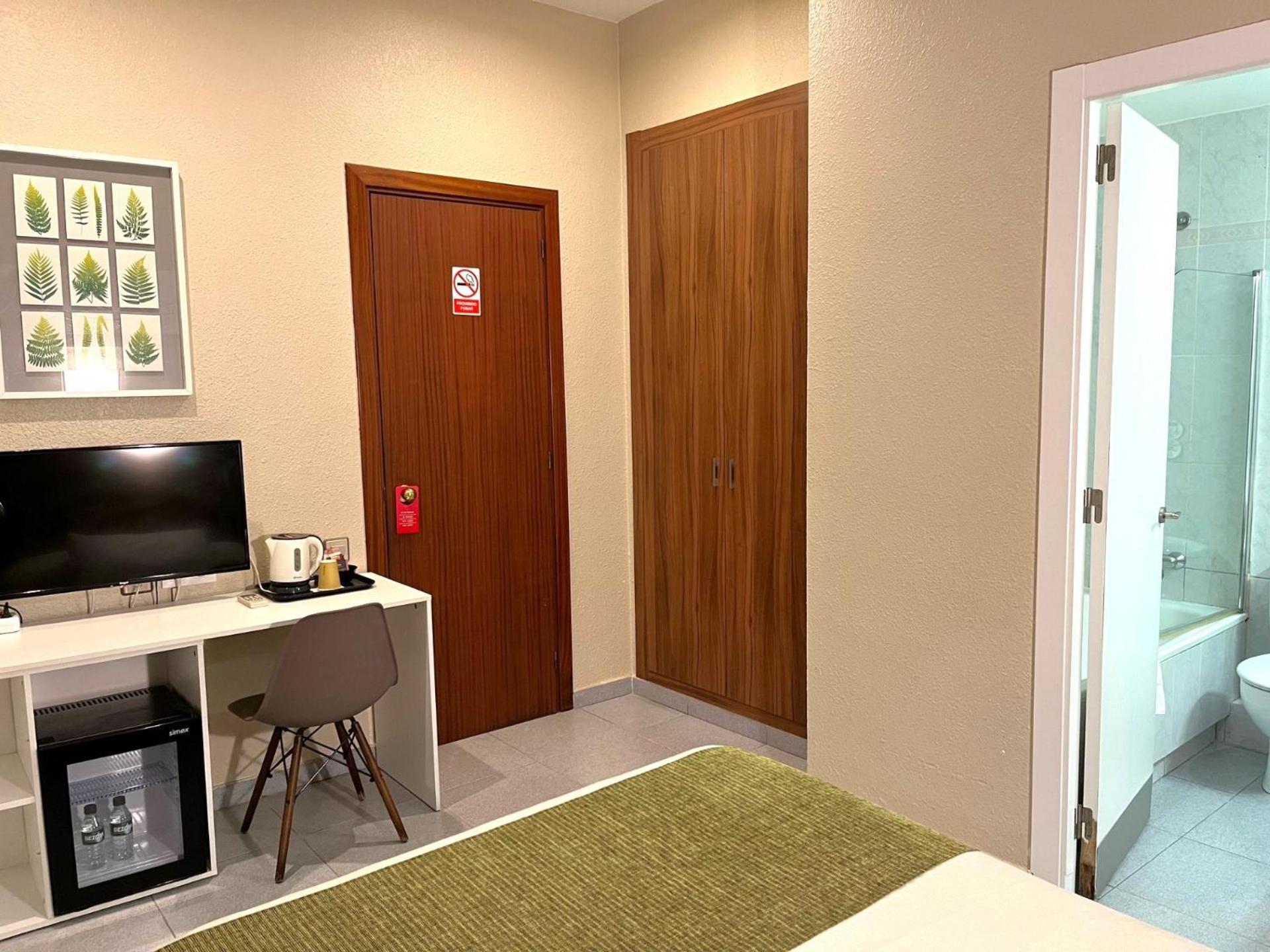 Hotel Aneto Барселона Екстериор снимка