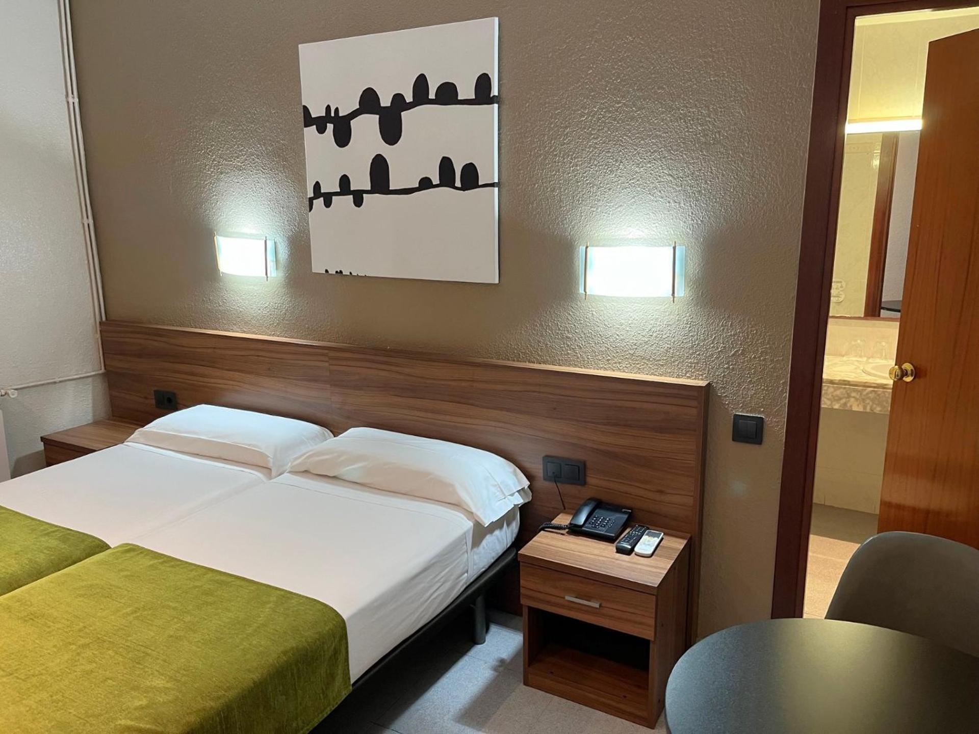 Hotel Aneto Барселона Екстериор снимка