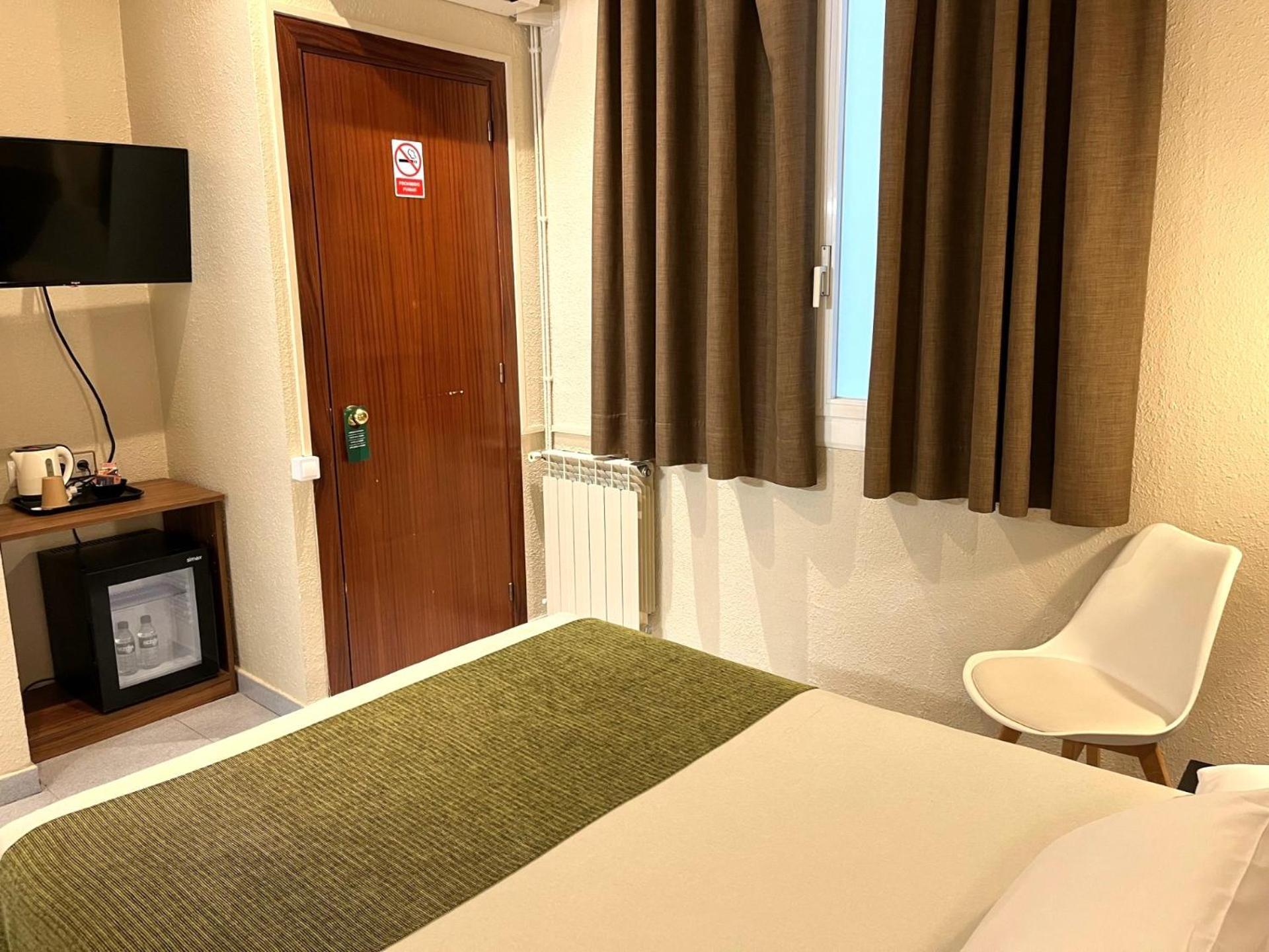 Hotel Aneto Барселона Екстериор снимка